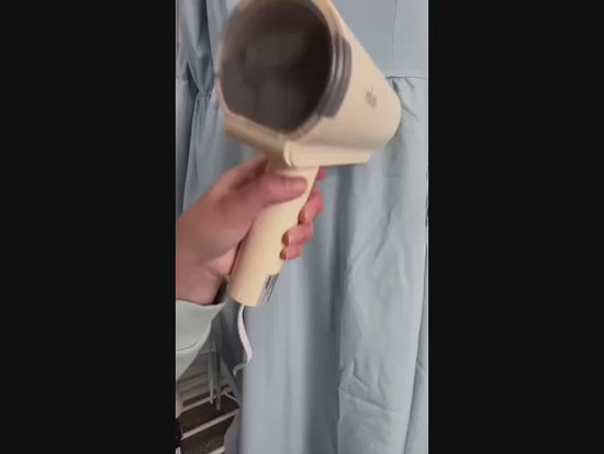 Handheld Garment Steamer 150ml in démonstration. 